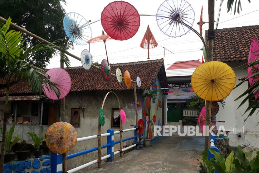 Kota Malang menambah satu lagi destinasi tematik, Kampung Payung. Kampung ini menyajikan beragam warna payung tradisional yang saat ini sudah mulai terlupakan masyarakat.