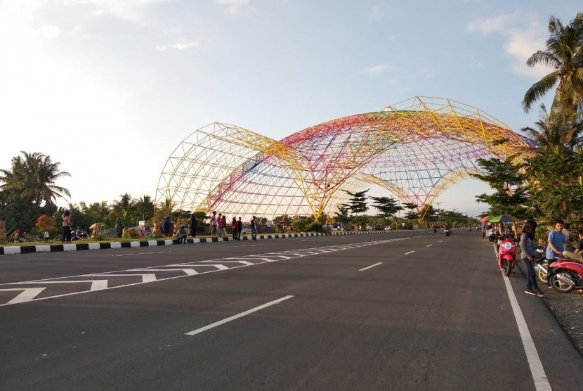 Kota Mataram, NTB, memiliki ikon baru yang berbentuk //tembolak// atau tudung saji raksasa warna-warni di Jalan Lingkar Selatan, Mataram, Rabu (9/1).