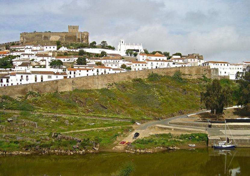 Kota Mertola di Portugis yang bercat putih saksi bisau jejak peradaban Islam di Portugal.
