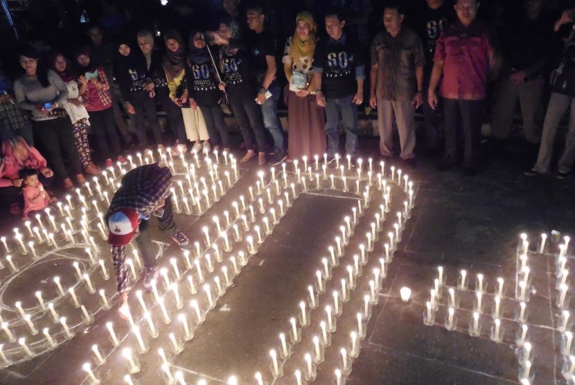 Kota Padang gelar aksi memadamkan lampu dan alat elektronik serentak selama satu jam dalam rangka aksi Earth Hour 60+ di Padang, Sumatra Barat, Sabtu (28/3). 