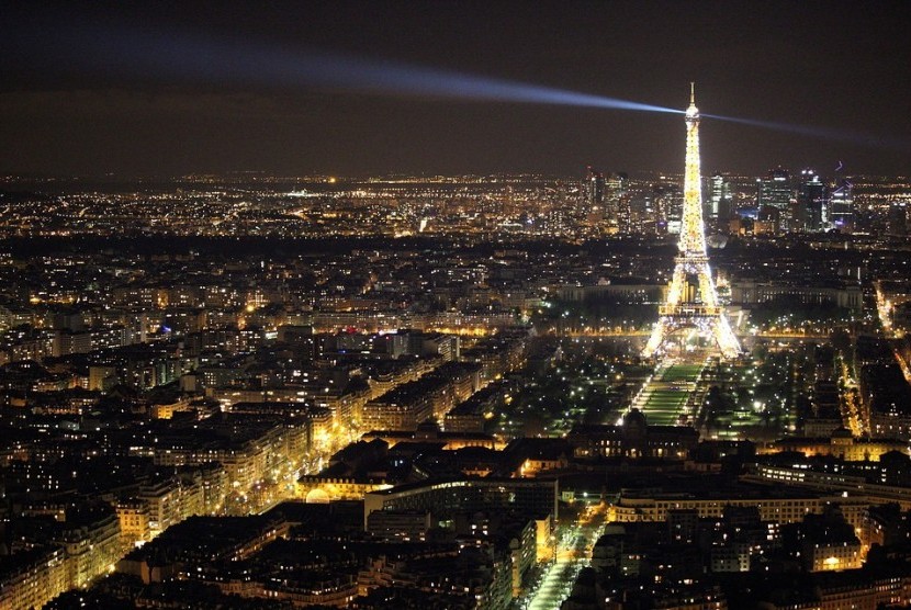 Kota Paris di malam hari.