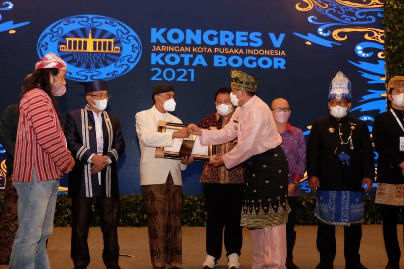 Kota Solo menerima penghargaan Anugerah JKPI Award 2021 sebagai Kota Deklarator Jaringan Kota Pusaka Indonesia (JKPI) yang diserahkan Ketua Presidium JKPI, Alfedri, kepada Kepala Dinas Kebudayaan Kota Solo, Agus Santoso, di sela-sela acara Kongres V JKPI di Bogor, Jawa Barat, Jumat (3/12). 