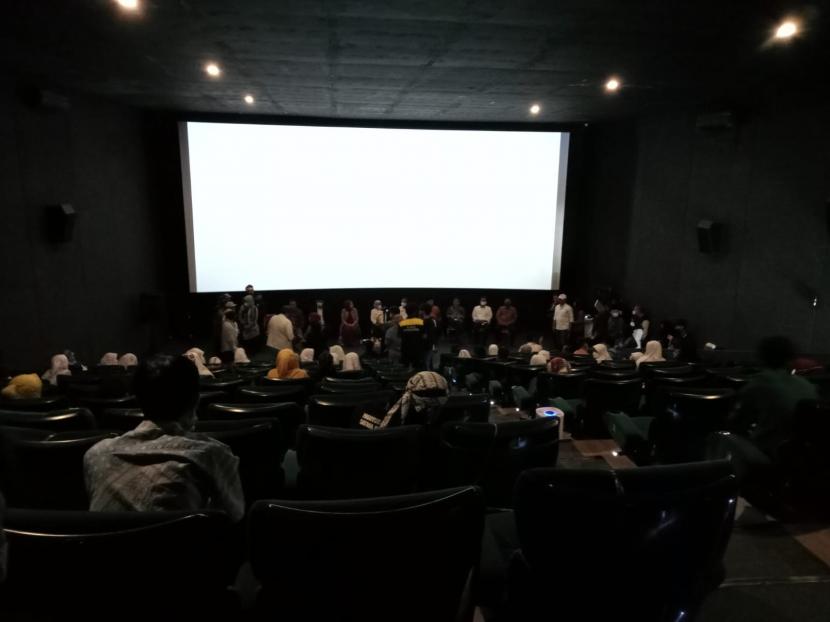 Suasana pemutaran film karya pelajar SMK di bioskop Moviplek Kota Sukabumi, Rabu (30/3/2022).
