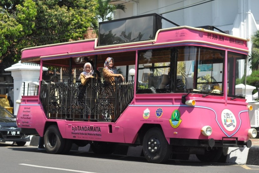 Kota Sukabumi kini memiliki ikon baru yakni bus wisata warna pink yang diberi nama Ayo Jalan Jalan ke Kota Sukabumi (Ajak Kami) dan akan mengenalkan wisata sejarah Sukabumi. Pemkot Sukabumi menggenjot sektor pariwisata saat melandainya kasus Covid-19.