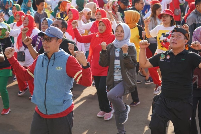 Kota Sukabumi membangkitkan budaya olahraga senam dengan gerakan Minggu Bergerak (Gurak) di Lapang Merdeka, Kota Sukabumi, Ahad (19/1).