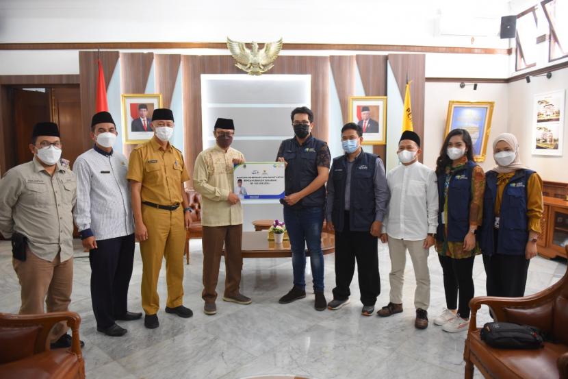 Kota Sukabumi mendapatkan bantuan gubernur Jabar dari Jabar Quick Respon (JQR) untuk penanganan bencana di Kecamatan Baros di Balai Kota Sukabumi, Selasa (26/4/2022).