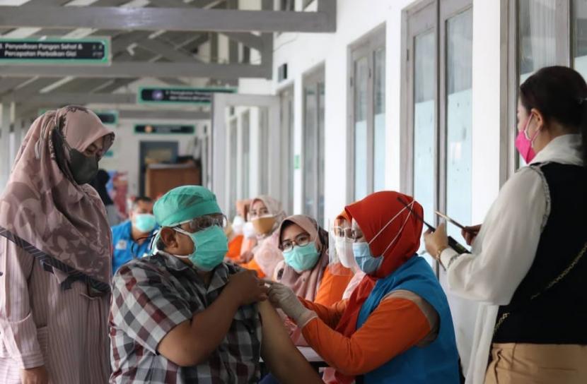 Kota Sukabumi mulai menggencarkan pemberian vaksinasi dosis ke-3 sebagai booster vaksin yang diprioritaskan untuk tenaga kesehatan (nakes) dan tenaga penunjang kesehatan.