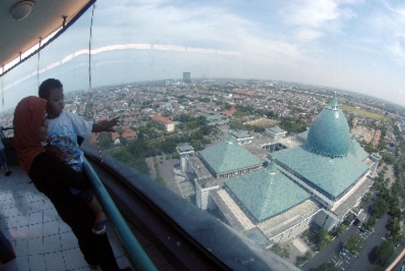 Kota Surabaya dilihat dari udara. Dinas Lingkungan Hidup mengeklaim kualitas udara di Surabaya sudah baik.