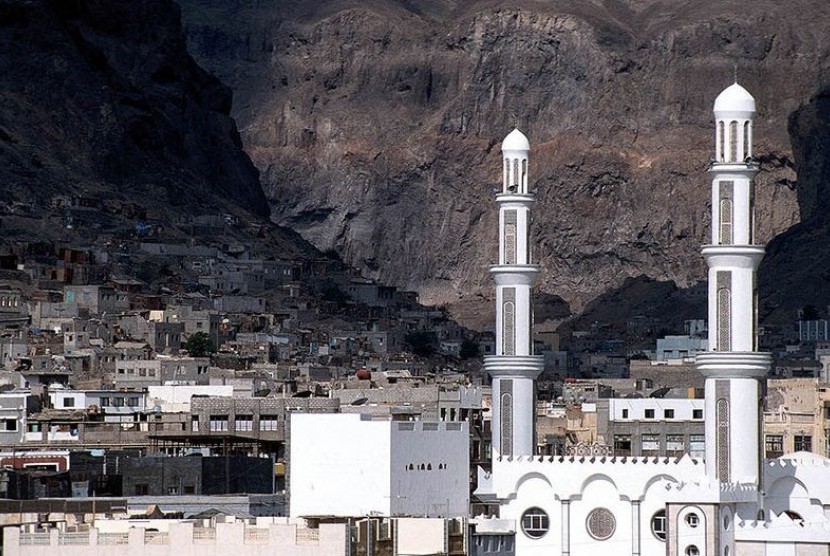 Perdana Menteri Yaman dinyatakan selamat dari ledakan Bandara Aden. Kota tua Aden, Yaman.