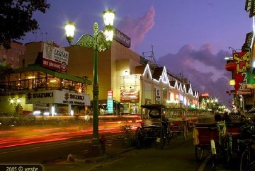 Kota Yogyakarta di waktu malam. Selama Ramadhan, suhu di kota ini pada siang hari mencapai 33 derajat celcius.