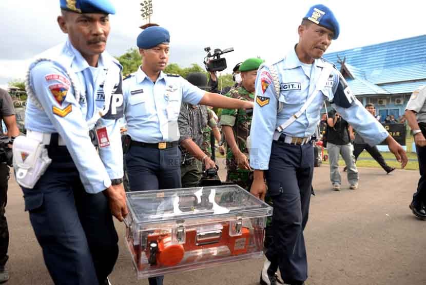 Kotak Hitam Air Asia. Satgab SAR TNI memindahkan FDR atau kotak hitam pasawat Air Asia QZ8510 ke dalam kotak berisi air di Lanud Iskandar, Pangkalan Bun, Kalteng, Senin (12/1)