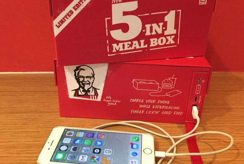 Kotak makan dari KFC ini sekaligus bisa untuk mengisi baterai telepon genggam 