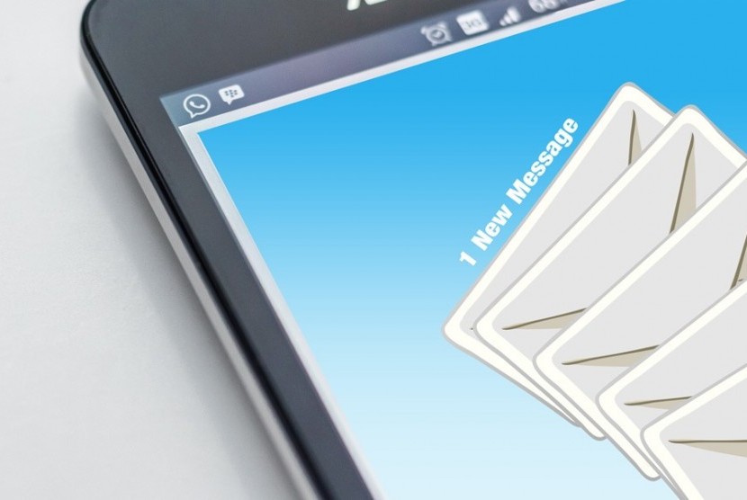 Kotak surat elektronik atau email. Pelaku kejahatan terbukti menyamarkan pencurian data dengan metode email phishing menjadi berkas HTML agar tidak terdeteksi sebagai penipuan.