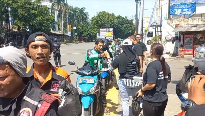 Kowarteg Indonesia membagikan makan siang dan gerobak gratis. 