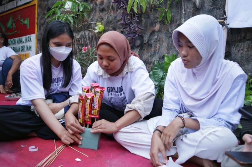 Kowarteg Indonesia menggelar kegiatan pelatihan usaha mikro dengan kerajinan tangan berupa buket kepada masyarakat di Kelurahan Rawa Buaya, Kecamatan Cengkareng, Jakarta Barat.