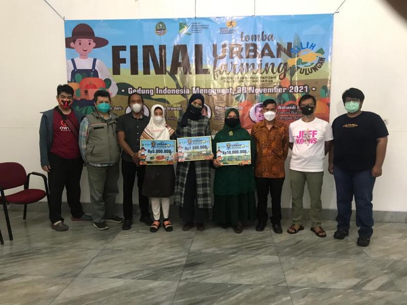 KPED Jabar menyerahkan hadiah kepada pemenang Lomba Urban Farming Lestari di Gedung Indonesia Menggugat, Kota Bandung, Rabu (8/12)..