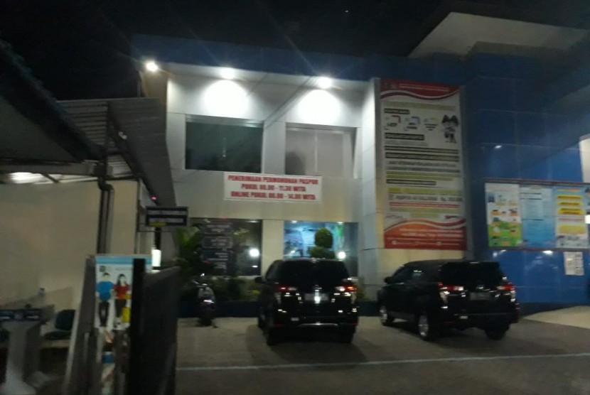 KPK melakukan penggeledahan ruangan di Kantor Imigrasi Kelas I Mataram, NTB, Rabu (29/5) malam.