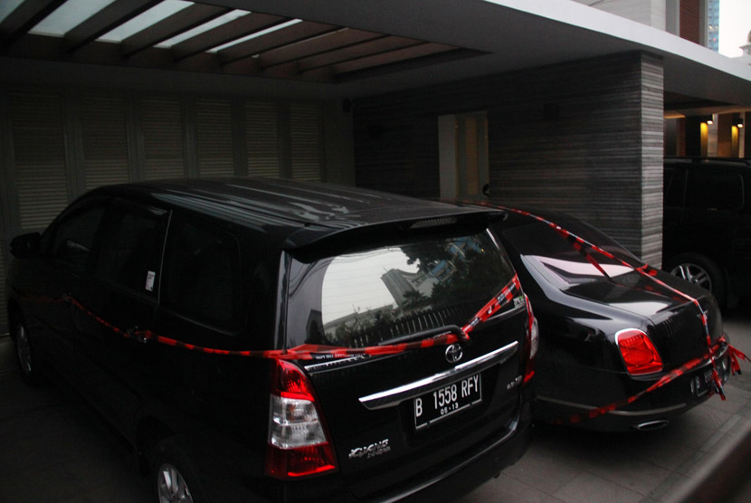 KPK investigators raid the house of South Tangerang mayor, Airin Rachmi Diany, on Monday. 