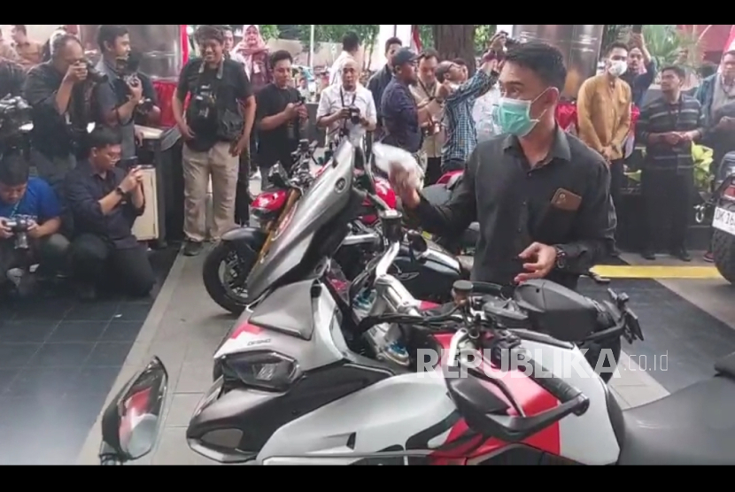 KPK menyita sebanyak 21 unit kendaraan dari hasil operasi tangkap tangan (OTT) terhadap Wakil Menteri Ketenagakerjaan (Wamenaker) Immanuel Ebenezer. Puluhan  kendaraan yang disita tersebut terdiri dari 15 unit mobil dan enam roda dua.