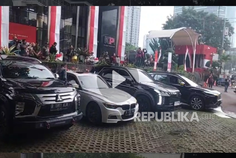 KPK menyita sebanyak 21 unit kendaraan dari hasil operasi tangkap tangan (OTT) terhadap Wakil Menteri Ketenagakerjaan (Wamenaker) Immanuel Ebenezer. Puluhan  kendaraan yang disita tersebut terdiri dari 15 unit mobil dan enam roda dua.