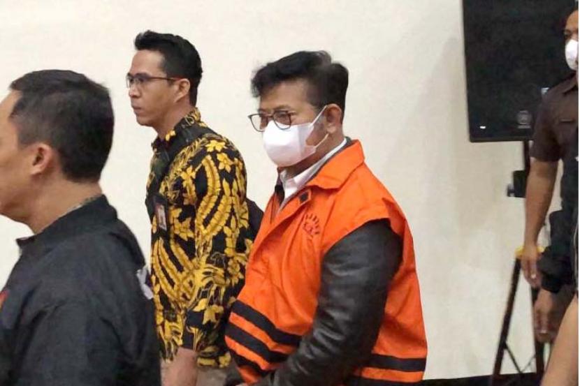 KPK resmi menahan eks Menteri Pertanian Syahrul Yasin Limpo (SYL). Presiden Jokowi sebut pasti KPK ada alasan melakukan jemput paksa Syahrul Yasin Limpo