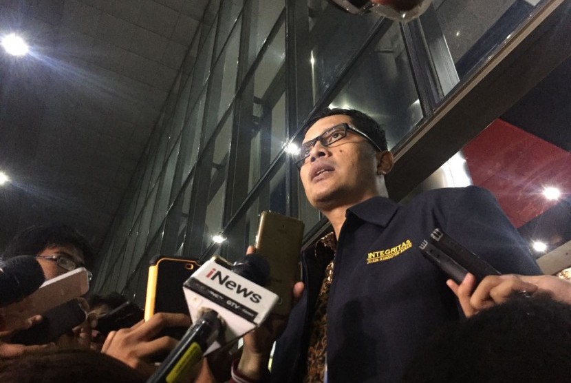 Juru bicara KPK Febri Diansyah memberikan keterangan terkait penerbitan surat penahanan terhadap Setya Novanto, di Gedung KPK, Jakarta, Kamis (16/11) dini hari.