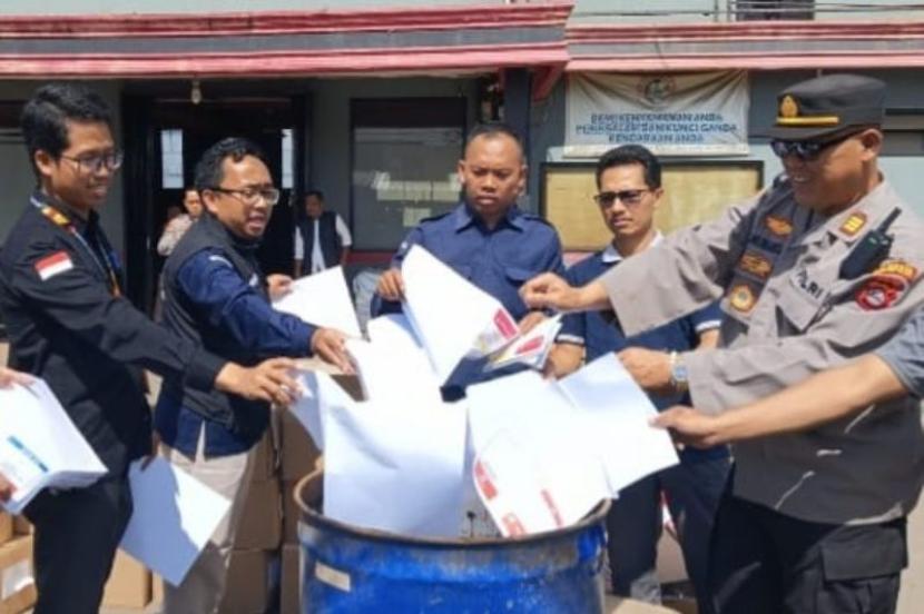 KPU, Bawaslu dan TNI/Polri musnahkan 9.752 lembar surat suara rusak untuk pemilihan umum (Pemilu) 2024 di Kota Serang, Banten, Selasa (13/2/2024). 