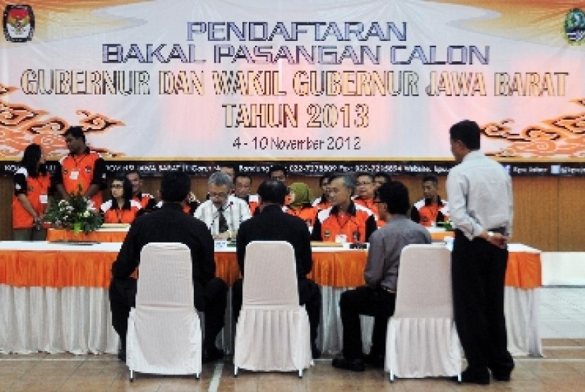 KPU Jabar saat menerima pendaftaran pasangan calon gubernur dan wakil gubernur Jawa Barat.
