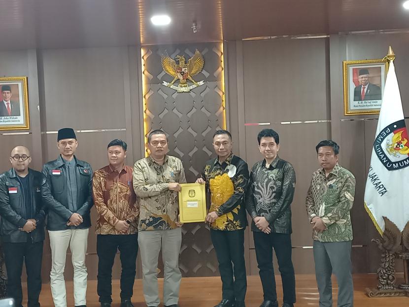 KPU Jakarta mengeluarkan surat keputusan pemenuhan syarat dukungan pasangan calon perseorangan Dharma Pongrekun-Kun Wardana untuk mendaftar di Pilgub Jakarta, di Kantor KPU Jakarta, Selasa (20/8/2024) dini hari.