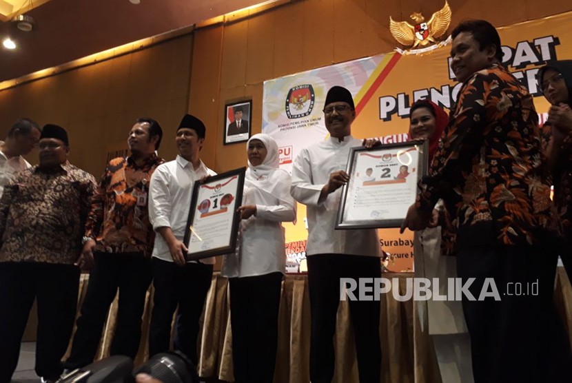 KPU Jawa Timur menggelar sidang pleno terbuka pengundian nomor urut pasangan cagub-cawagub di Hotel Mercure Surabaya, Selasa (13/2). Pada pengundian tersebut, pasangan Khofifah-Emil mendapat nomor urut 1, sementara pasangan Gus Ipul-Puti mendapat nomor urut 2.