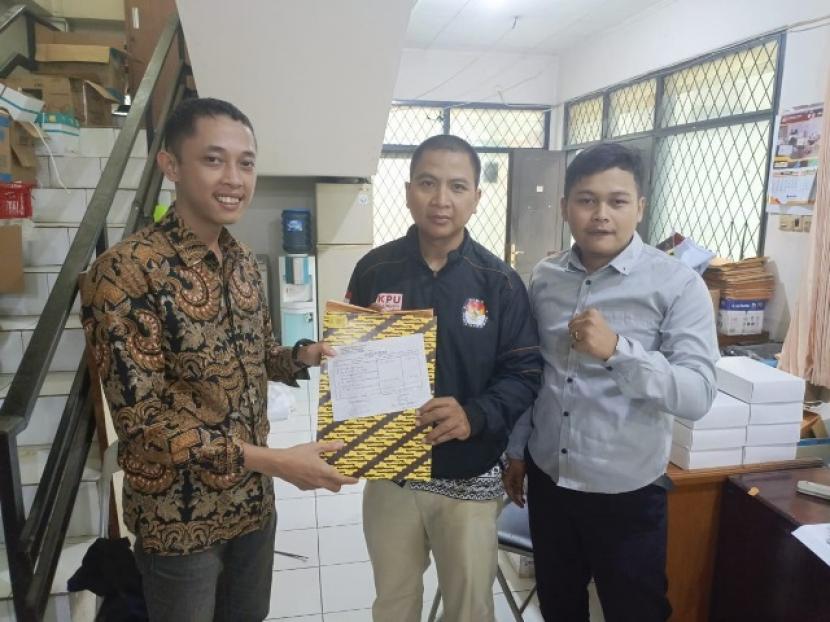 Asep Z Fauzi dan Ramlan Maulana melalui kuasa hukumnya menggungat KPU Jawa Barat. 