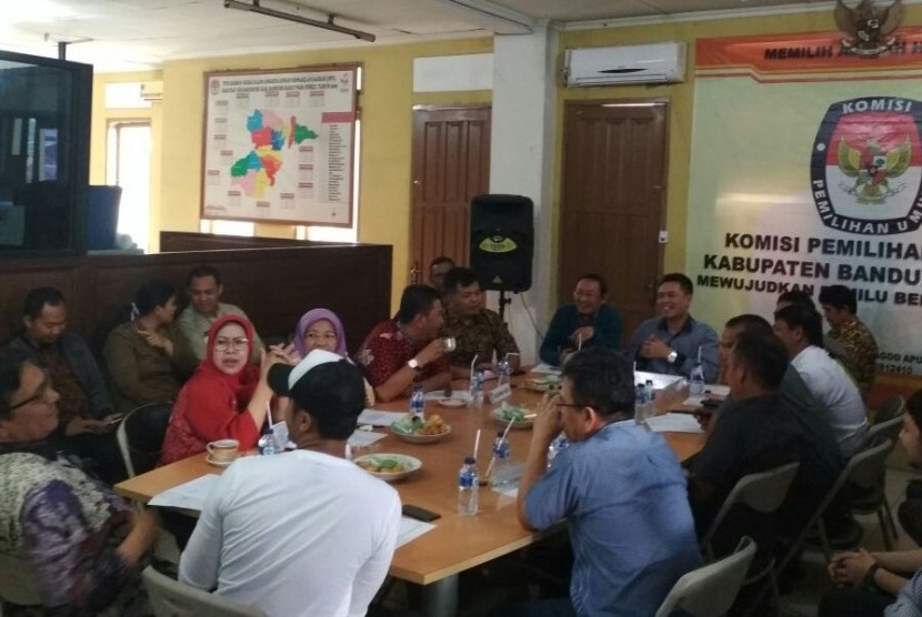 KPU Kabupaten Bandung Barat (KBB) bersama pasangan cabup dan cawabup KBB menggelar rapat persiapan acara debat calon di Kantor KPU KBB, Senin (9/4).