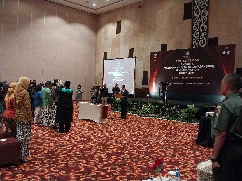 KPU Kabupaten Sleman melantik 85 anggota Panitia Pemilihan Kecamatan (PPK) di The Alana Hotel, Rabu (4/1/2023).