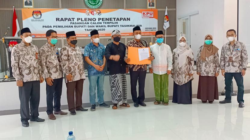 KPU Kabupaten Tasikmalaya menetapkan Ade Sugianto dan Cecep Nurul Yakin sebagai pasangan calon bupati dan wabup terpilih, Ahad (20/3). 