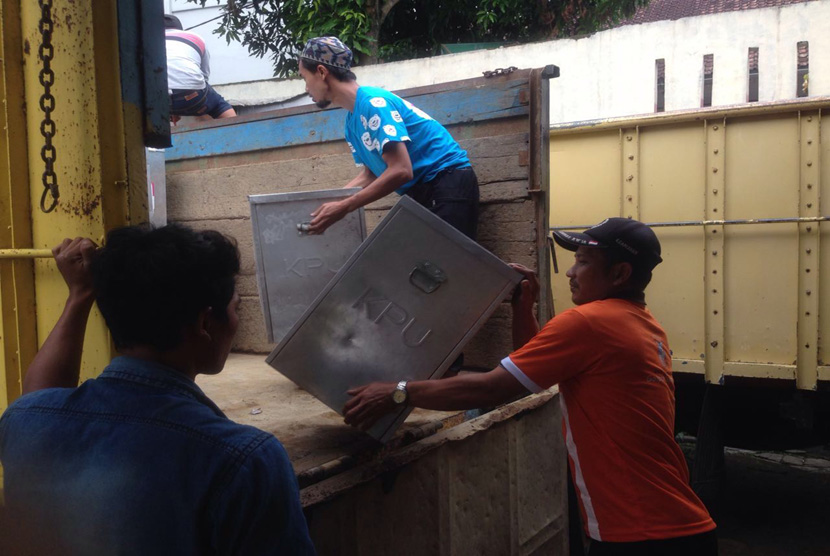 KPU Kota Cimahi tengah memindahkan kotak suara ke truk pengangkut, Selasa (14/2). Logistik akan disebarkan ke seluruh TPS di Kota Cimahi.