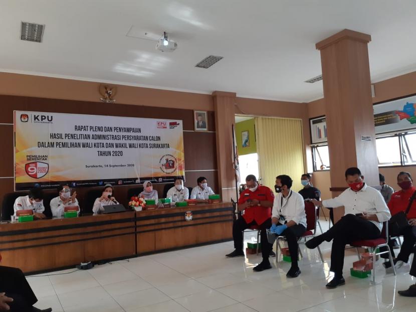 KPU Kota Solo menggelar rapat pleno penyampaian hasil pemeriksaan administrasi persyaratan calon dalam Pilkada Solo 2020, di kantor KPU Solo, Senin (14/9).