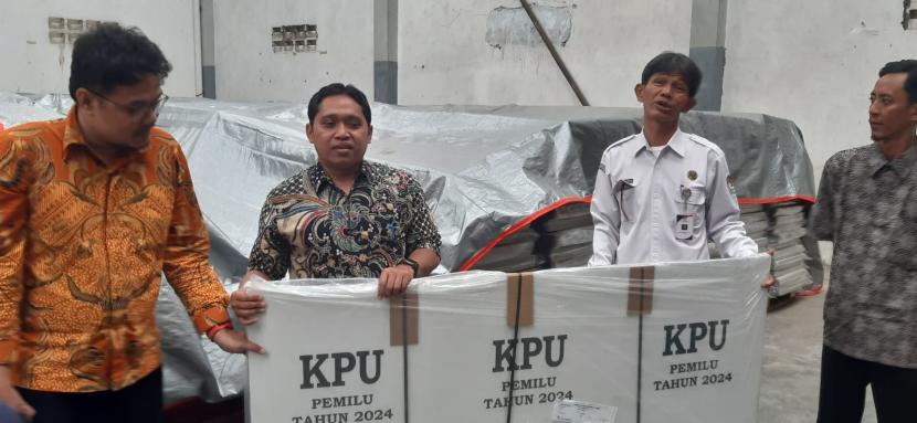 KPU Solo menunggu pengiriman logistik pemilu.