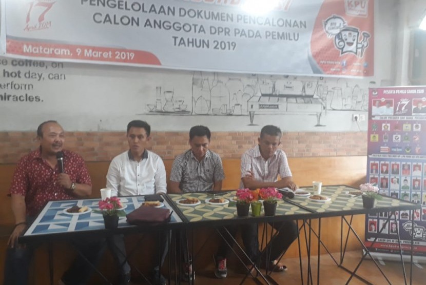 KPUD NTB menggelar rapat koordinasi pengelolaan dokumen pencalonan anggota DPR RI pada pemilu 2019 di Mataram, NTB, Sabtu (9/3).
