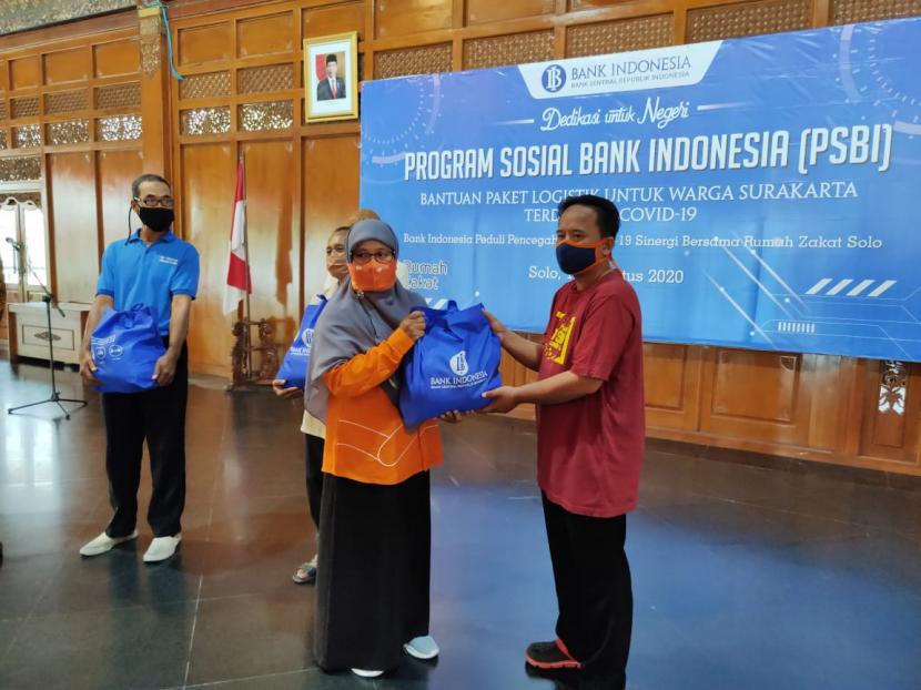 KPw Bank Indonesia Solo menyerahkan 500 paket logistik sembako, vitamin dan masker melalui Rumah Zakat kepada pemerintah kota Surakarta. 