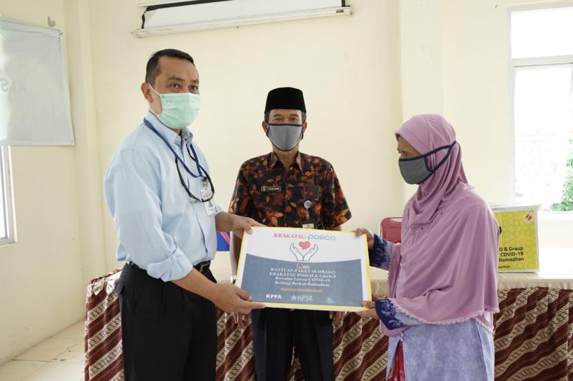 Krakatau Posco menyalurkan bantuan berupa 900 rapid test kit coronavirus disease 2019 (Covid-19) serta 2.000 paket sembako kepada warga Cilegon, Banten, Kamis (14/5) di kantor Badan Penanggulangan Bencana Daerah (BPBD) Kota Cilegon. 