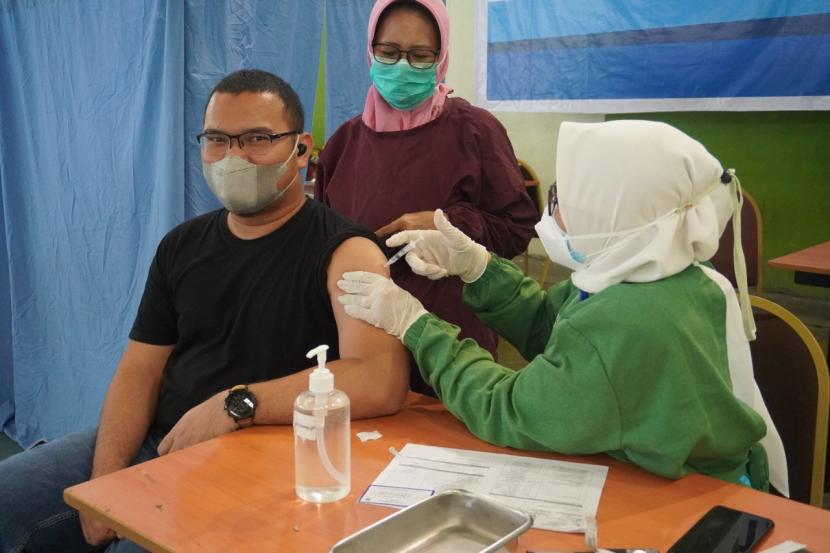 Krakatau Steel dan bersama seluruh anak perusahaannya termasuk Krakatau Sarana Properti melaksanakan kegiatan vaksinasi covid-19 dosis lanjutan (booster).
