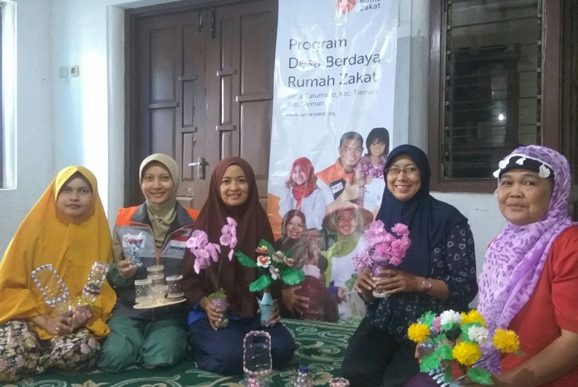 Kreasi Sampah Plastik. Ibu-ibu binaan Rumah Zakat mengubah sampah plastik menjadi barang lebih bernilai.