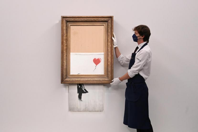 Kreasi seniman Banksy Love is in the Bin.