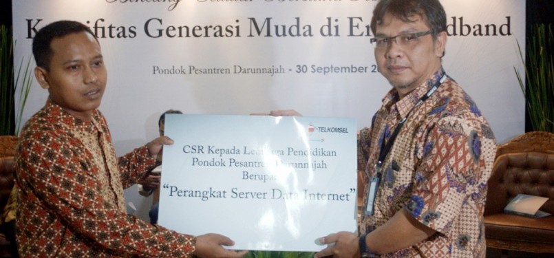  Kreativitas Generasi Muda: GM Corporate Social Responsibility Telkomsel Tubagus Husniyullah  menyerahkan seperangkat server data internet yang dapat berfungsi sebagai wadah untuk aktivitas online pelajar dan guru pesantren kepada Ketua STMIK Darunnajah De