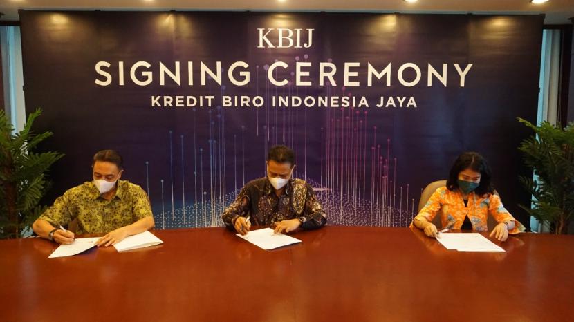 Kredit Biro Indonesia Jaya (KBIJ) menandatangani nota kesepahaman dengan beberapa perusahaan lembaga jasa keuangan, non-lembaga jasa keuangan dan perusahaan e-KYC dalam acara yang dilaksanakan secara hybrid, Selasa (8/2/2022).
