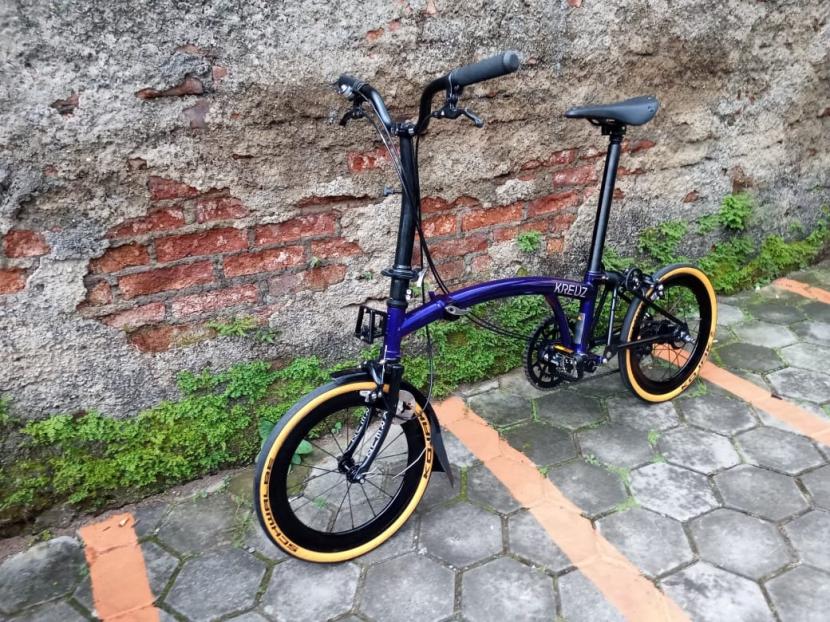 Kreuz, sepeda lipat yang mirip Brompton diproduksi di Bandung dengan harga Rp 7 hingga Rp 8 juta per unit. 