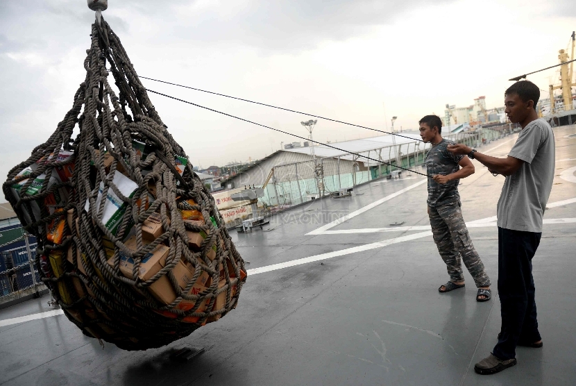 KRI Banda Aceh sandar di Pelabuhan Tanjung Emas, Semarang untuk melakukan pengisian BBM serta mendambah dukungan logistik untuk meneruskan pencarian pesawat Air Asia QZ8510 di Perairan Laut Jawa. Rencananya KRI Banda Aceh kembali ke titik pencarian pada Se