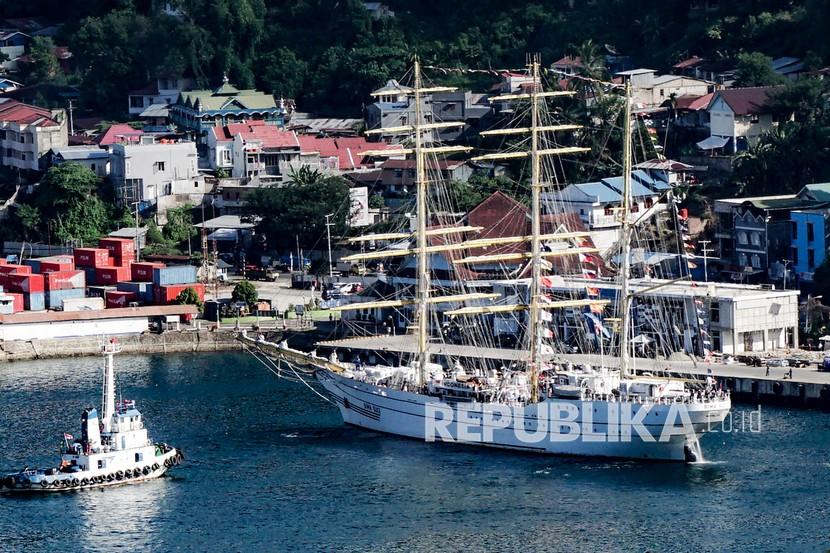 KRI Bima Suci persiapan sandar di dermaga Kota Jayapura, Papua, Jumat (27/8/2021). KRI Bima Suci bersandar di Dermaga Kota Jayapura dan Taruna AAL tingkat III angkatan ke-68 serta Prajurit TNI AL akan melaksanakan sejumlah kegiatan serta kunjungan di wilayah tersebut. 