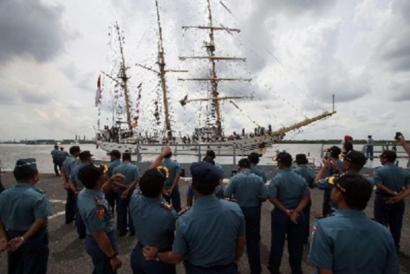 KRI Dewaruci docs in Medan, North Sumatra at the beginning of this month. The Indonesian navy ship finally ends it voyage around the world and it arrives at the port of Surabaya on Wednesday.     