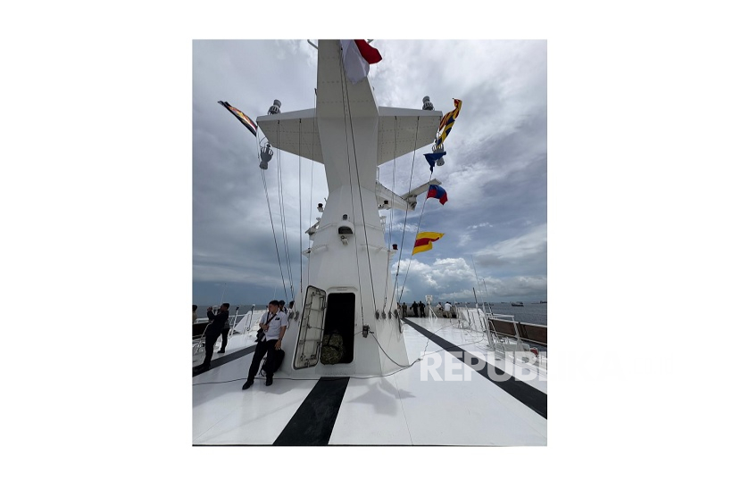 KRI dr Radjiman Wedyodiningrat-992 berlayar ke Teluk Jakarta, Kamis (2/10/2025).